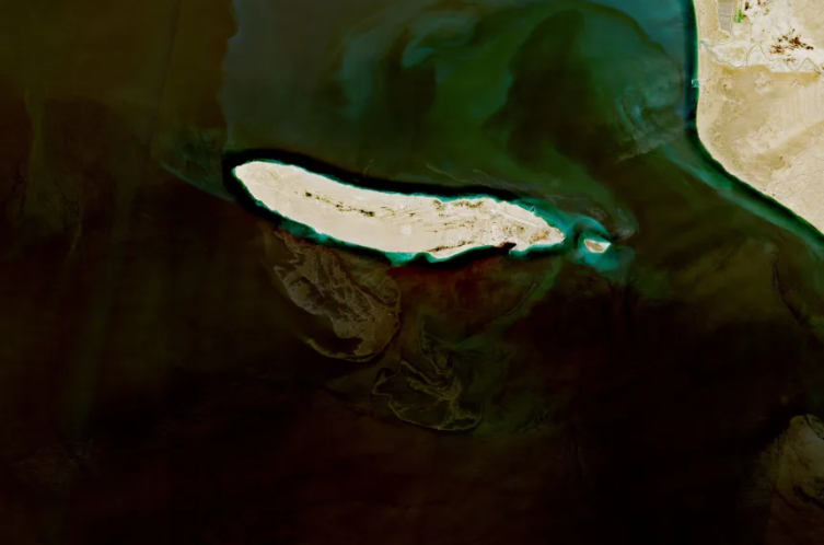 10 Nisan'da çekilen uydu görüntülerinde İran'ın Lavan Adası çevresindeki petrol yatakları görülüyor. Sentinel-2/Avrupa Uzay Ajansı